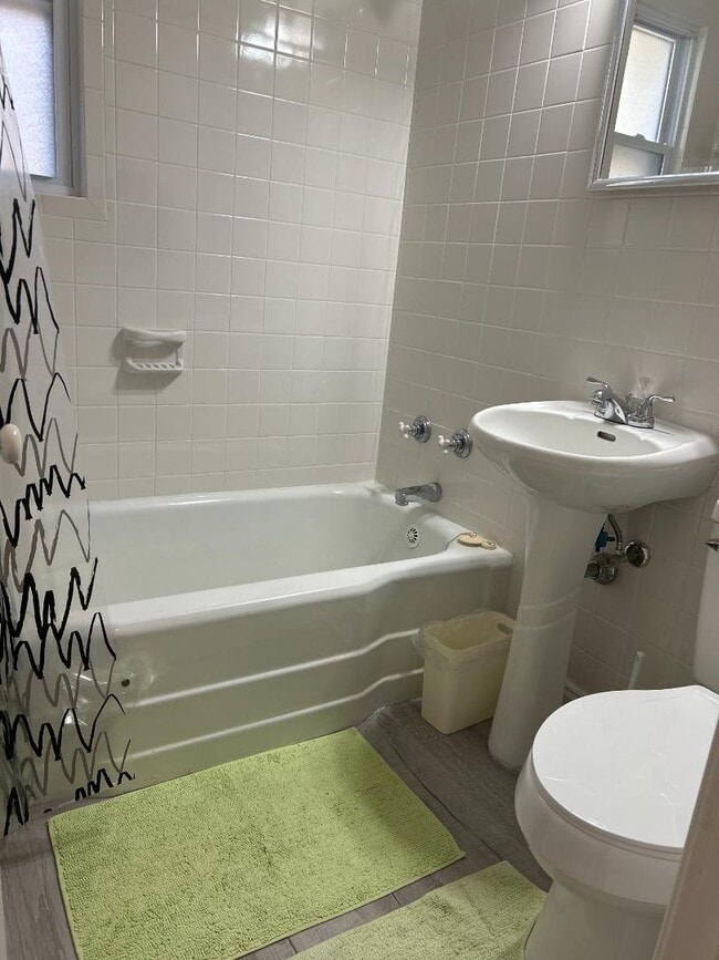 Building Photo - 1042 Peck Rd