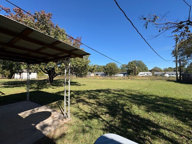 Building Photo - Gorgeous 4 bedroom/1.5 bath house with Cen...