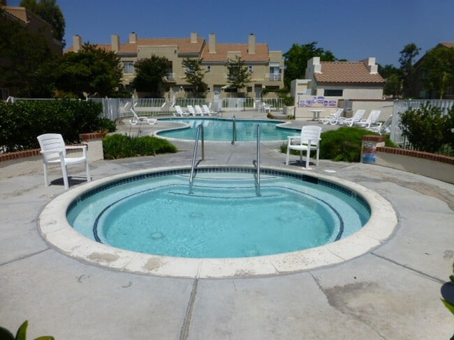 Building Photo - 4 Bedroom Townhome for Rent in Stevenson R...