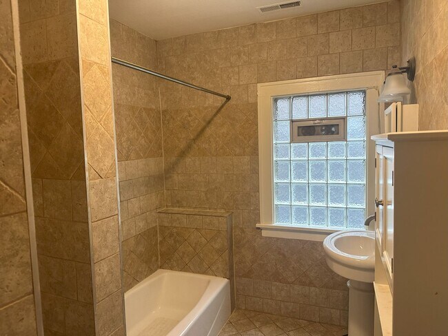 Building Photo - 1645-1647 N Astor St