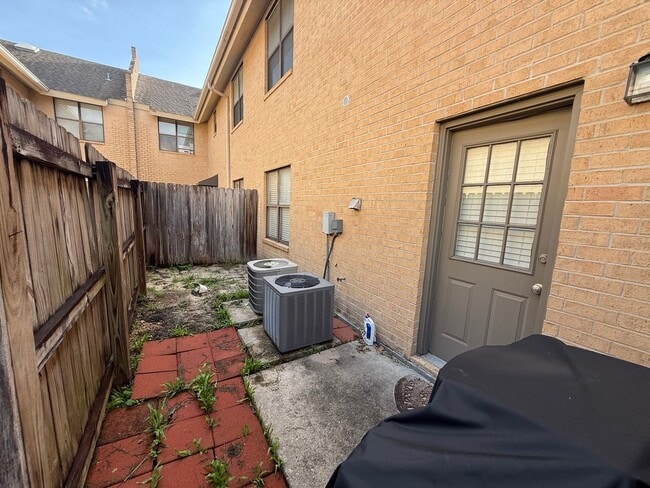 Building Photo - Charming 2 Bed 1 Bath Apartment