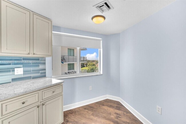 Building Photo - 280 SW 20th Rd