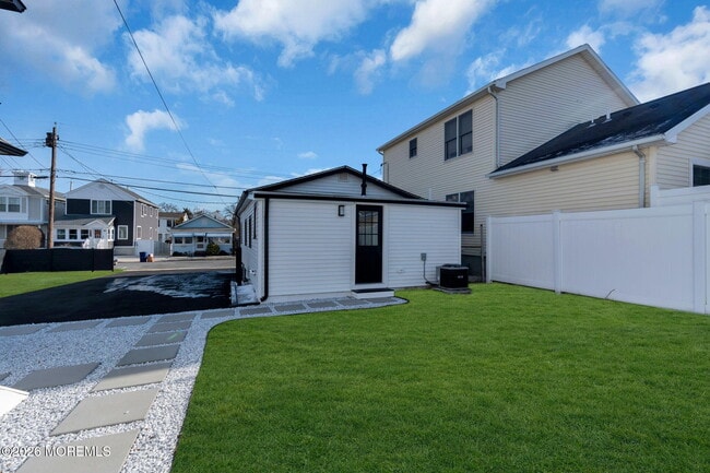 Building Photo - 1807-1809 Laurel Terrace