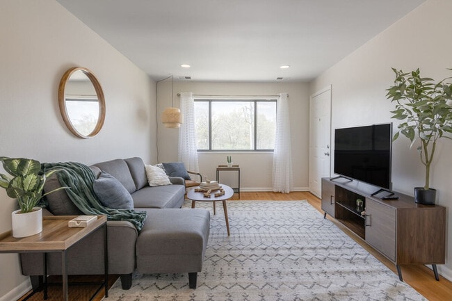 Building Photo - 5601 N Northwood Rd