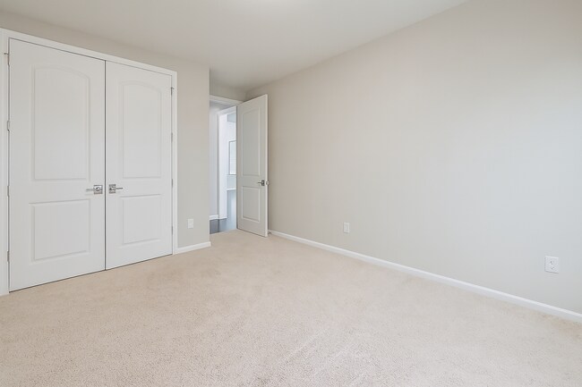 Building Photo - AVAILABLE NOW! Stunning 5-Bedroom Home in ...