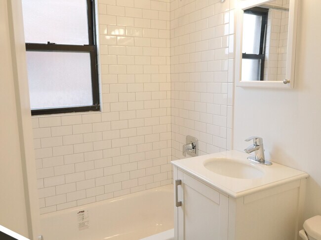 Building Photo - 2645 N Spaulding Ave