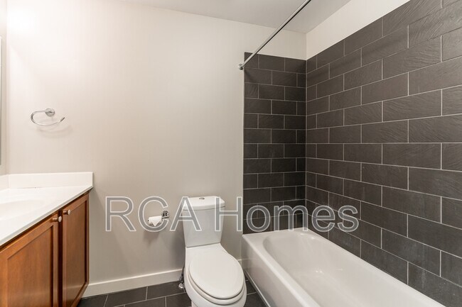 Building Photo - 2013 Bellefontaine St