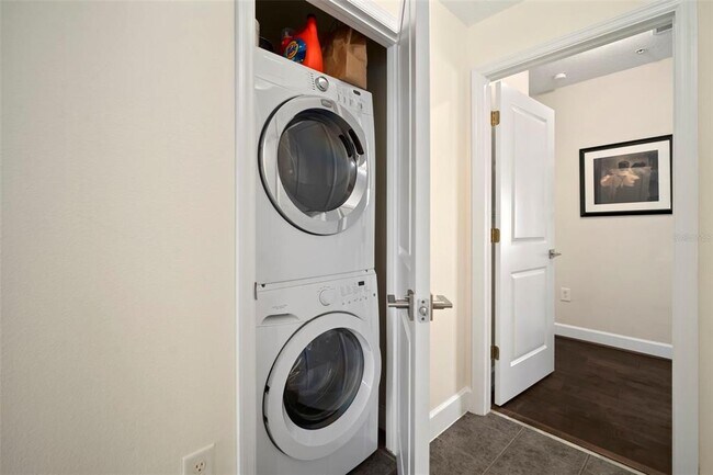 Building Photo - 435 S Oregon Ave