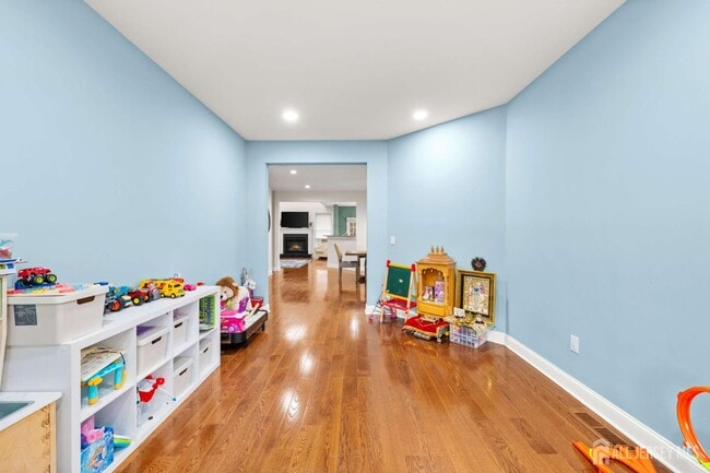 Building Photo - 2 Gonzalez Dr