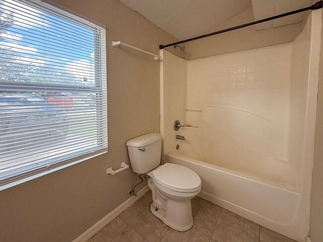 Building Photo - Move-in Ready Recently Updated 4BR/2BA House in Alachua!