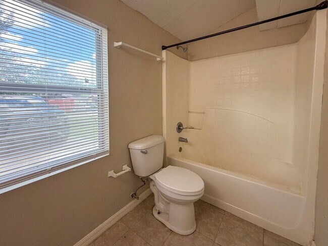 Building Photo - Move-in Ready Recently Updated 4BR/2BA House in Alachua! *Approved Application*