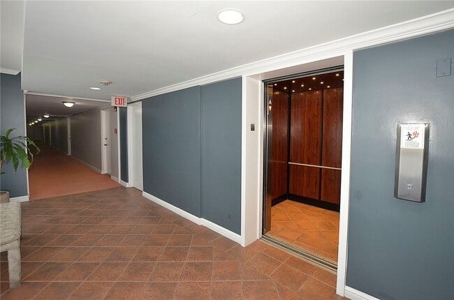 Building Photo - 5601 Jimmy Buffett Mem Hwy