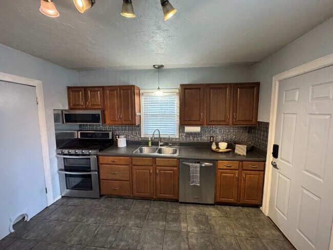 Building Photo - Cutest 3 bed with historic charm, so close...