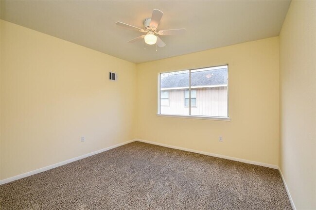 Building Photo - 2110 Whiteback Dr