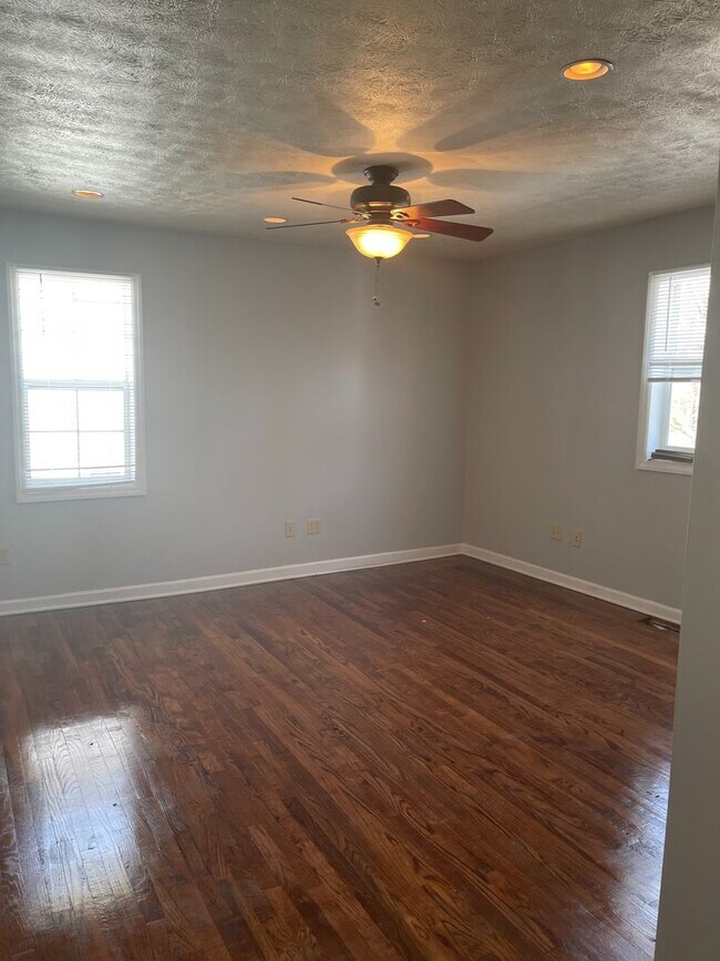 Building Photo - Newly Remodeled Home