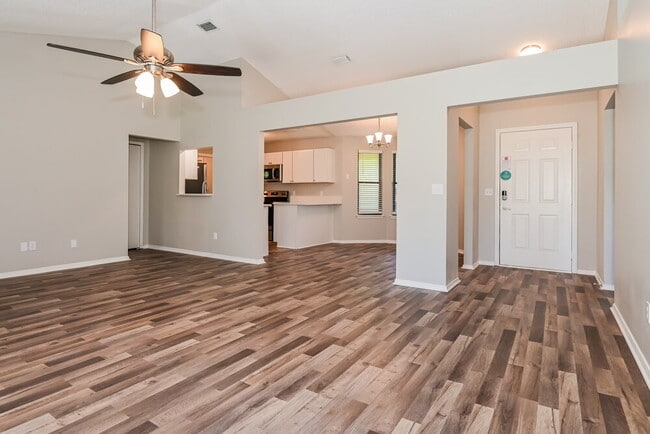 Building Photo - 1290 Bee St N