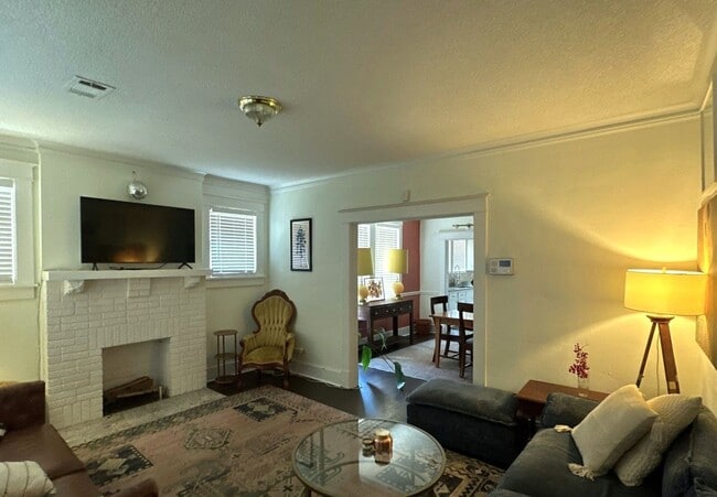 Building Photo - Beautiful 4 Bedroom Home Available