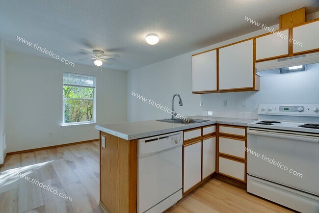 Building Photo - $500 OFF 2ND MONTH RENT** Spacious Pet-Friendly Top-Floor Unit w/ Parking Included!