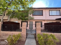 Building Photo - Charming and Spacious 3Bdm 1.5Ba Townhouse...