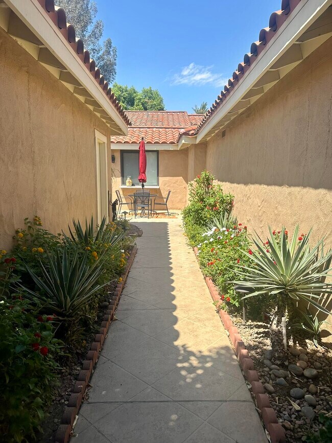 Building Photo - 336 Villena Way