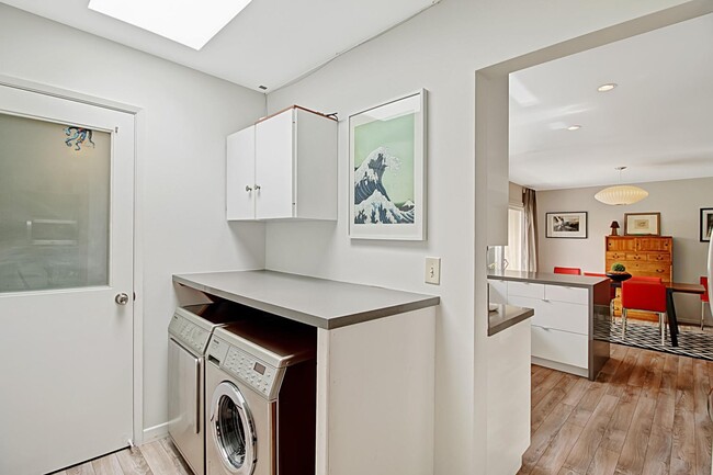 Building Photo - Updated 2 Bedroom Condo