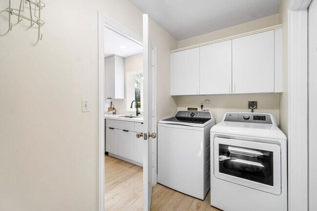 Building Photo - 518 Gardenia Terrace