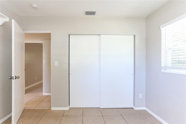 Building Photo - 3828 Neptune Dr SE