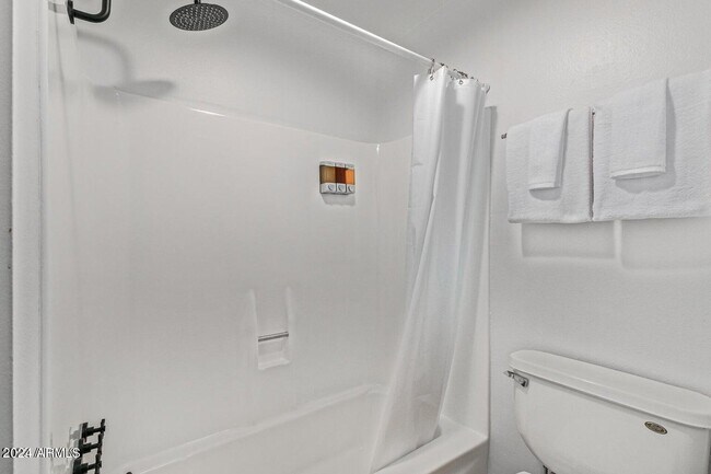 Building Photo - 8055 Thomas Rd