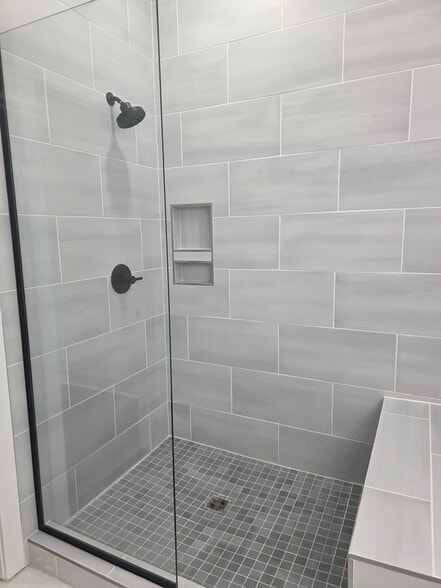 SHOWER - 2715 Delaware Ave