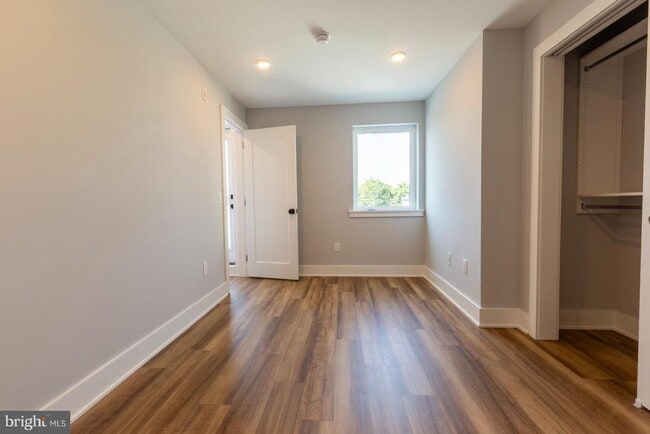 Building Photo - 3965 Lancaster Ave