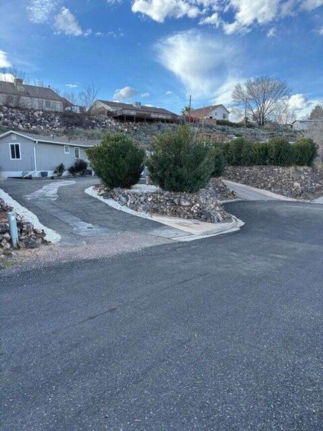 Building Photo - 2 Bed Home For Rent