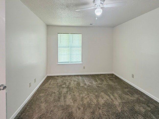 Building Photo - House 3 Bedroom 2 Bath