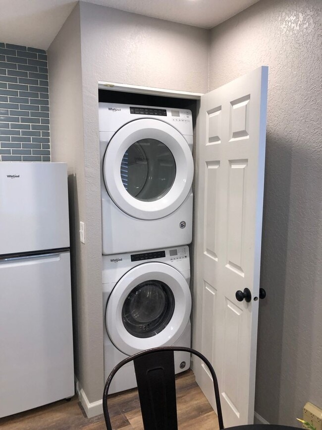 Building Photo - Beauty and Convenience! Remodeled, Fully F...