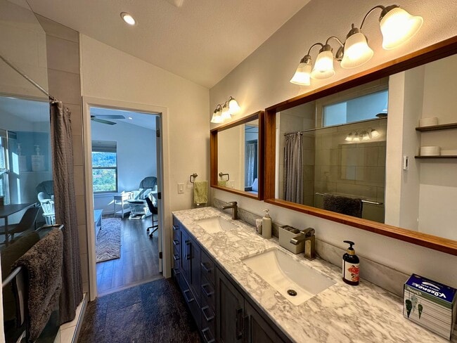 Building Photo - Move in ready - fully furnished condo in H...