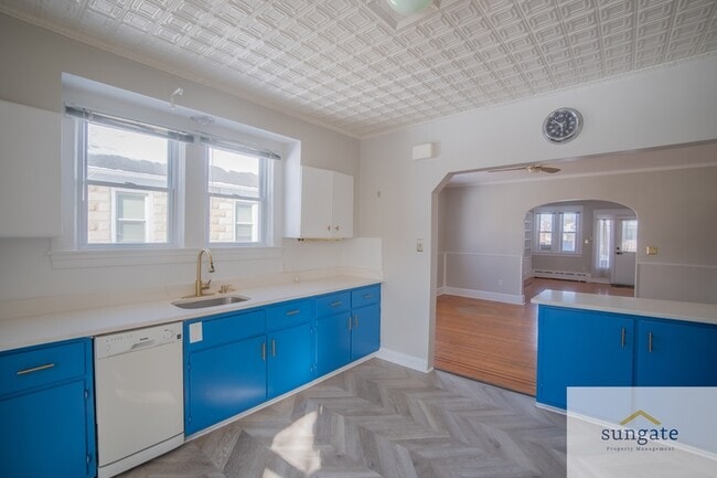 Building Photo - 3043 Pinewood Ave