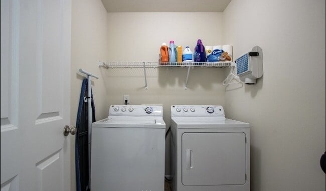 Building Photo - Large 4 bedroom home-Pet friendly!