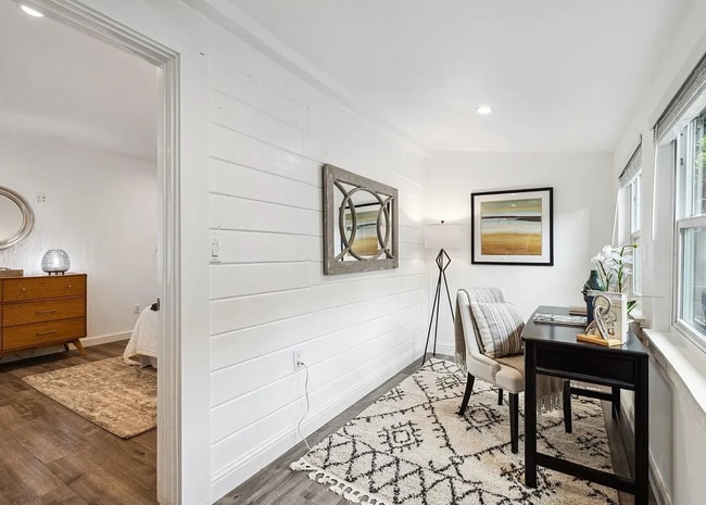 Building Photo - Renovated cottage on huge lot! This stylis...