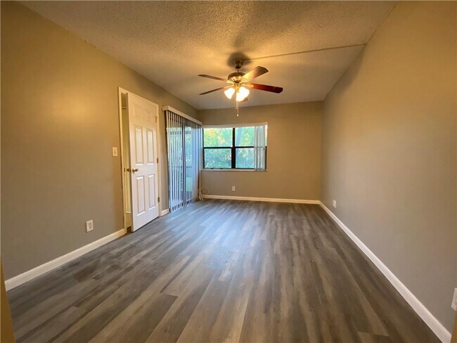 Building Photo - 2967 Riverside Dr