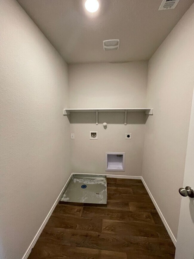 Building Photo - Beautiful 4 bedroom, 2.5 bathroom home in a great location!