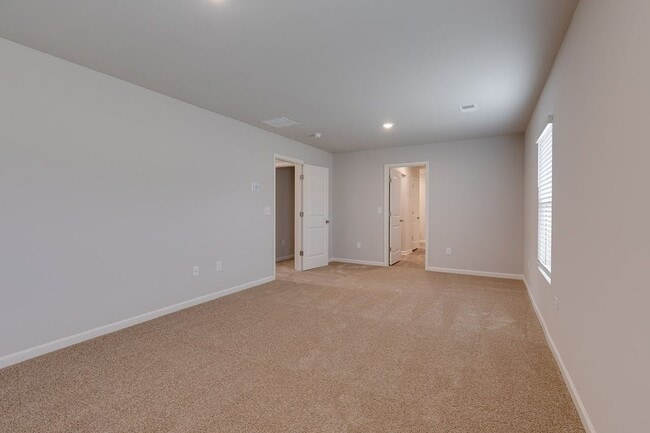 Building Photo - Spacious 5-Bedroom Home in Southgrove – Move-In Ready!