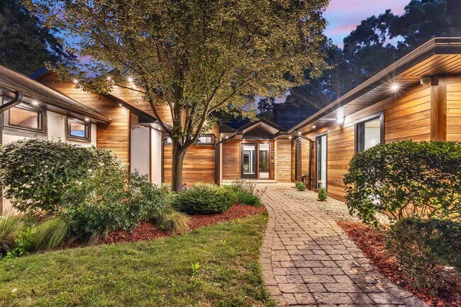 Building Photo - 623 Echo Ln