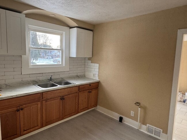 Building Photo - 9400 Lakepointe St