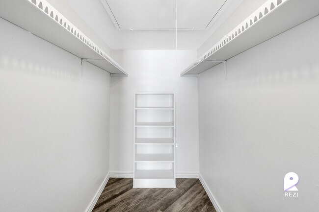 Building Photo - 4400 Memorial Dr