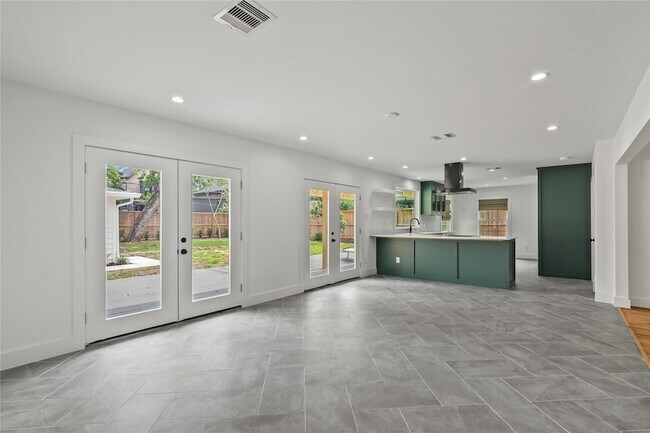 Building Photo - 312 W 31st St