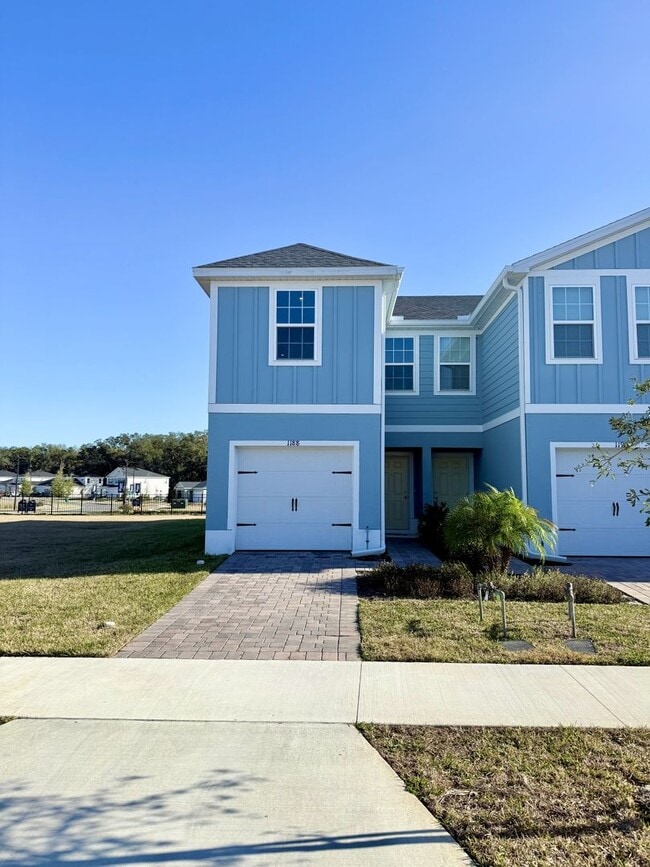 Building Photo - Brand-new End-unit 3Beds/2.5Baths townhome at Lady Lake!