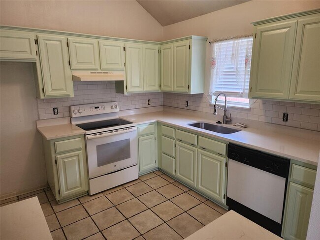 Building Photo - 1717 Foxfire Rd