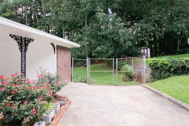 Building Photo - 840 Howard Ct SW