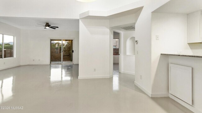 Building Photo - 574 Duchess Dr