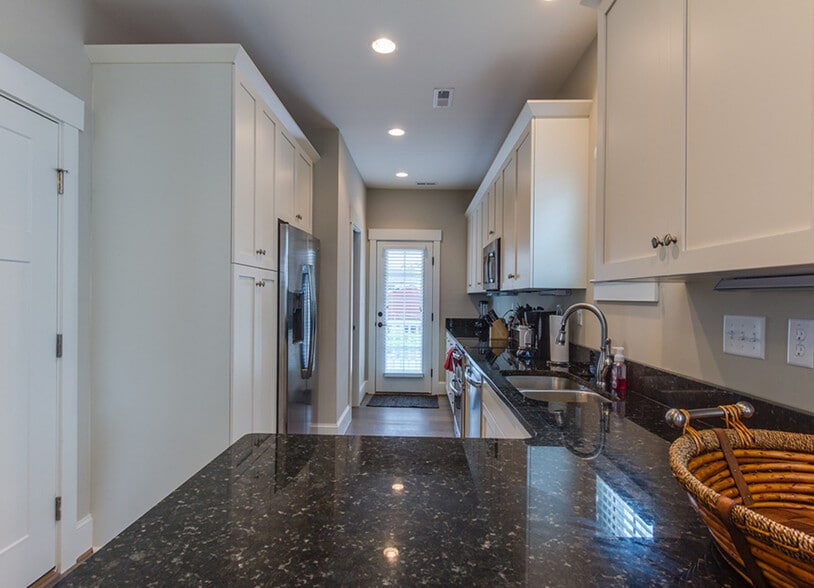 Building Photo - 404 22nd St