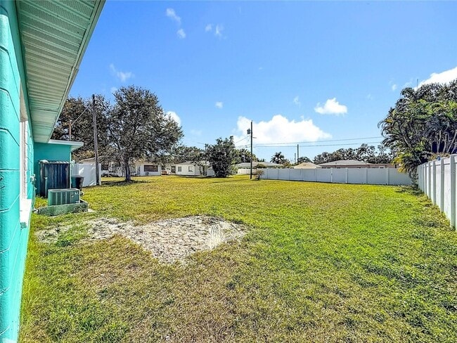 Building Photo - 5810 Tangerine Ave S